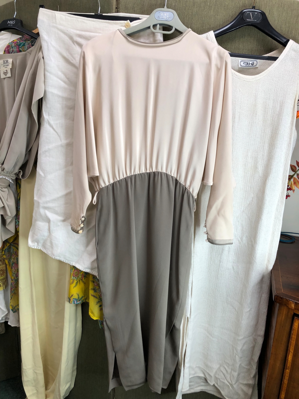 LADIES DRESSES TO INCLUDE, LAPERLA SIZE 44 BAHAMA CRUISE MEDIUM, ROBINA SIZE 46, A GREEN LINEN - Image 2 of 25