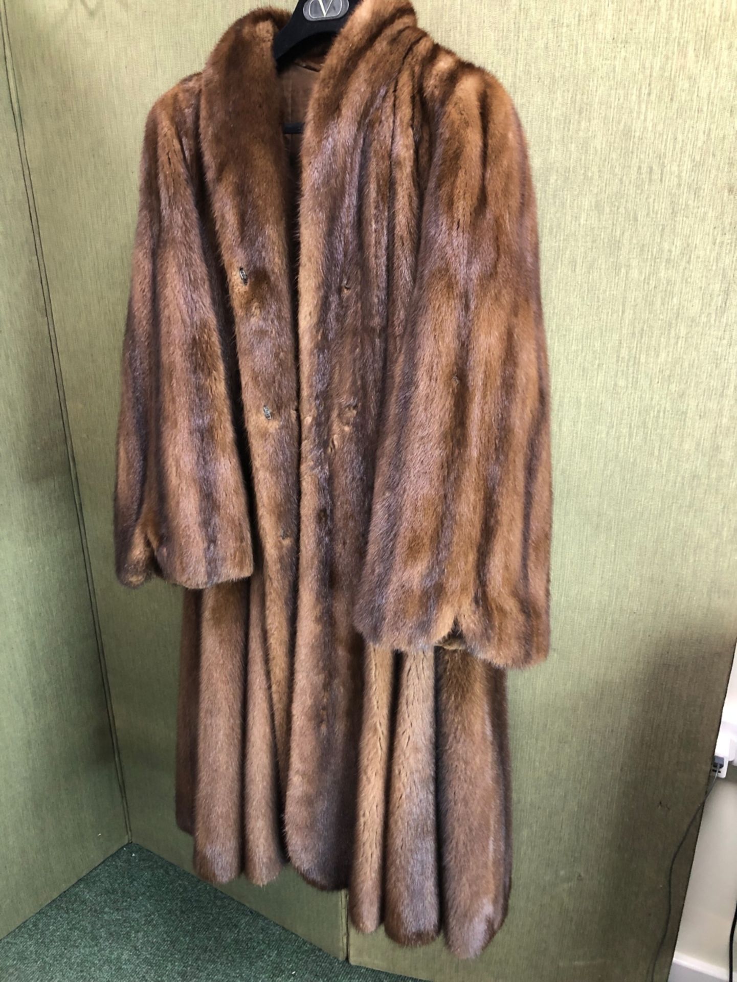 COAT. A FULL LENGTH BROWN FUR JACKET. PIT TO PIT 53cm, SHOULDER TO HEM 117cm SHOULDER TO CUFF 63cm.