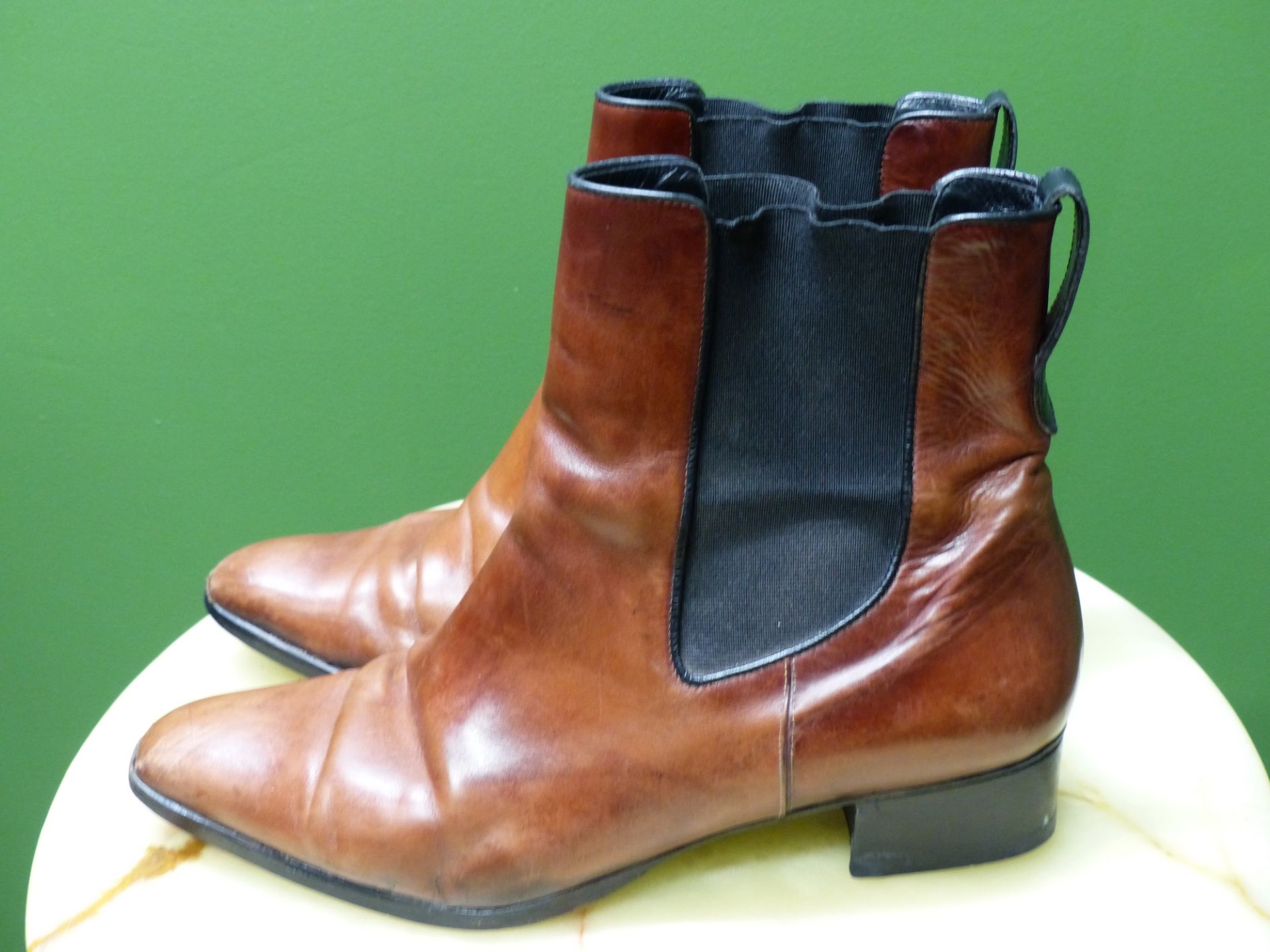 SHOES. LORENZO BANFI ITALY BLACK LEATHER COURT SHOES EUR SIZE 39.5. TOGETHER WITH BROWN BOOTS SIZE - Image 8 of 10