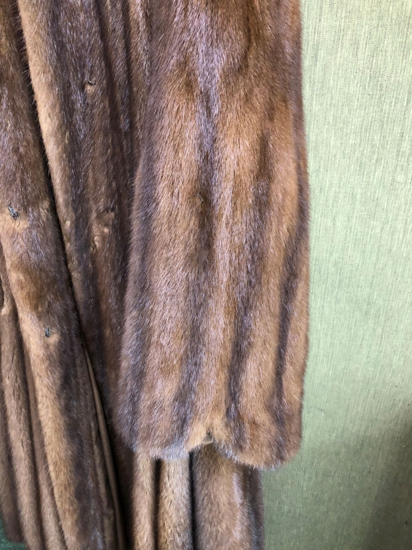 COAT. A FULL LENGTH BROWN FUR JACKET. PIT TO PIT 53cm, SHOULDER TO HEM 117cm SHOULDER TO CUFF 63cm. - Image 4 of 7