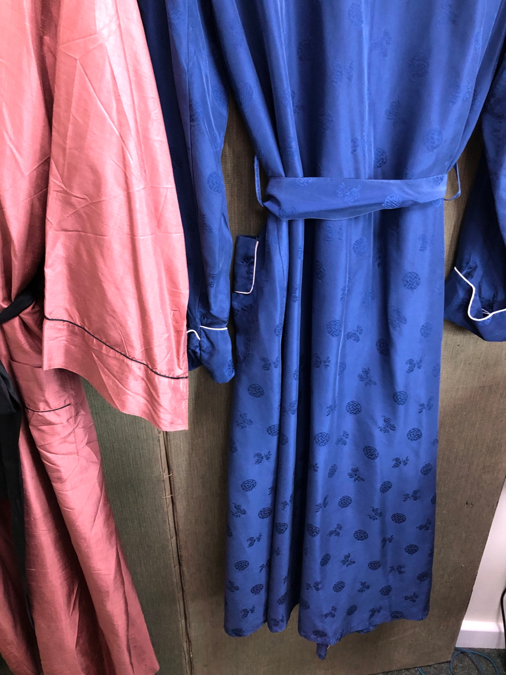 THREE SILK DRESSING GOWNS, TO INCLUDE A NAVY HEALTH EXAMPLE WITH BLUE PATTERN,A GREEN MOALIJIA - Image 18 of 18