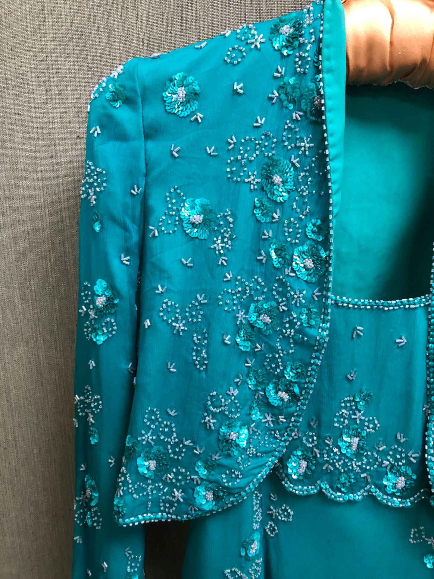 A MONSOON TWILIGHT GREEN SEQUIN DETAIL DRESS AND MATCHING JACKET UK SIZE 10 - Image 6 of 11