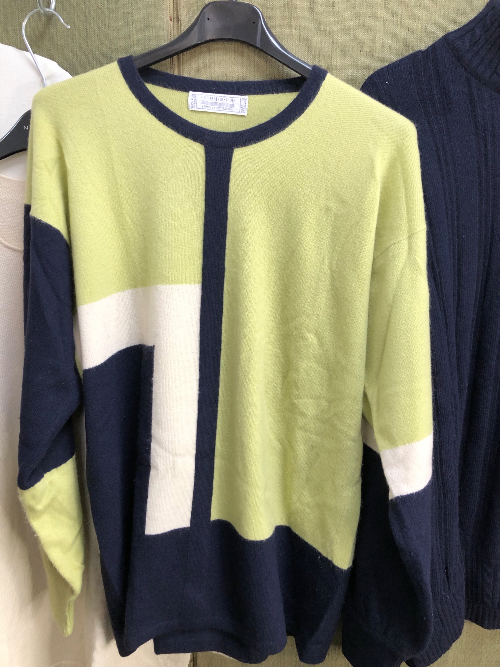 A CASHMERE AND LAMBS WOOL NAVY JUMPER, A SHIRIN CASHMERE SCOTTISH COLOUR BLOCK JUMPER, A ROLI - Image 3 of 8