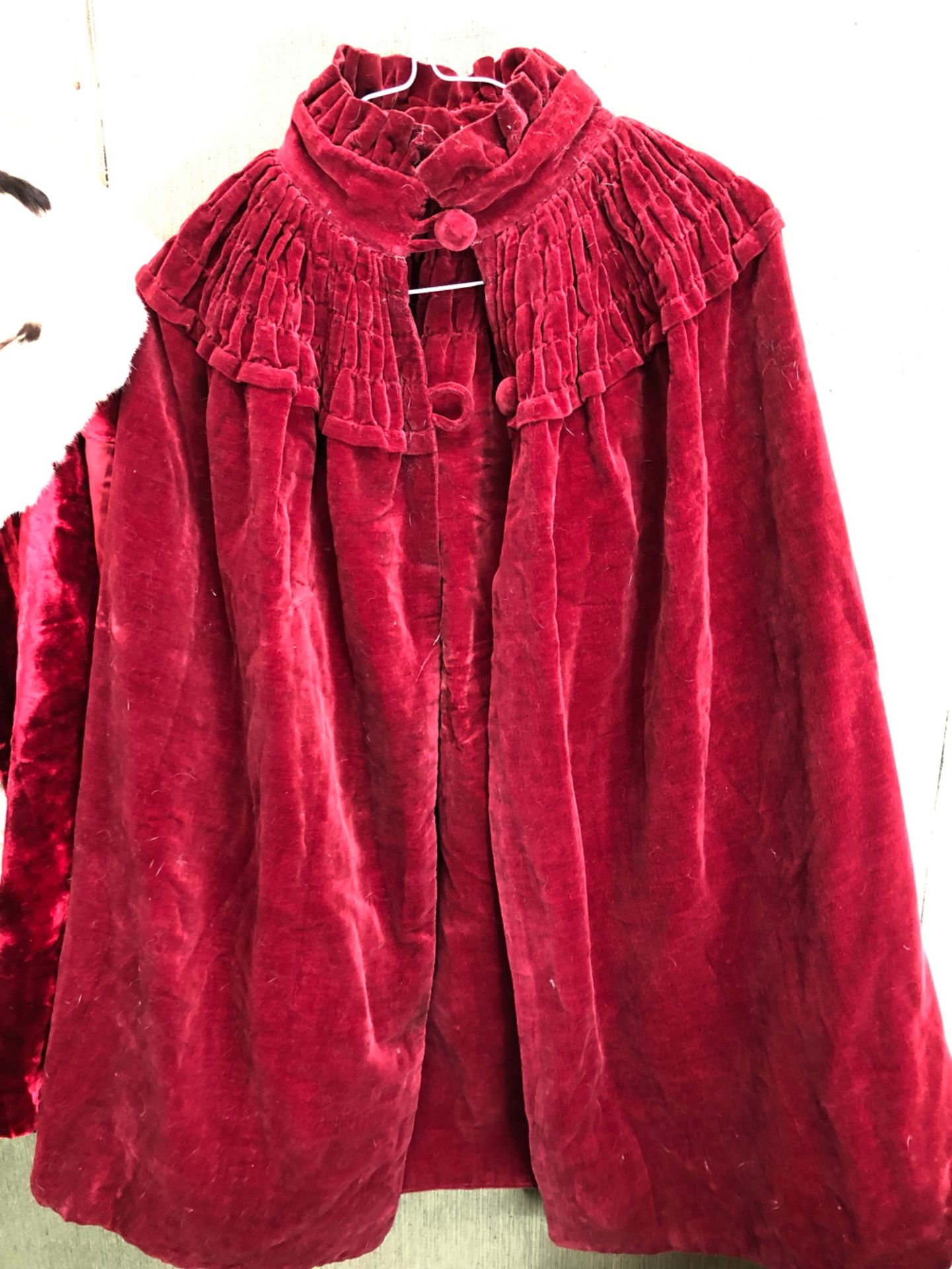 IRA LONDON, AN ERMINE FUR COLLARED RED VELVET JACKET WITH MATCHING SCARF AND MUFF, TOGETHER WITH A - Bild 2 aus 20