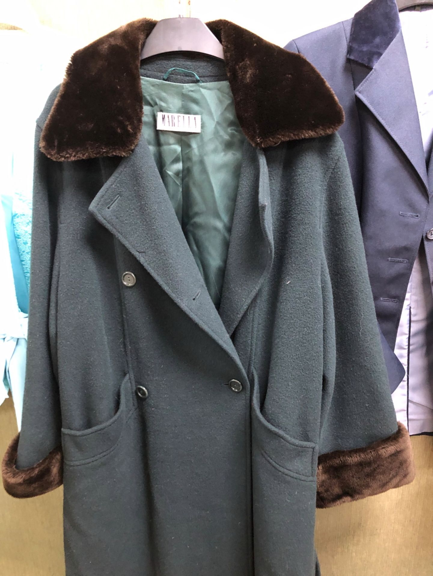 A GREEN MARELLA ITALY LONG WOOL COAT WITH DARK BROWN FAUX FUR CUFFS AND COLLAR SIZE 12, TOGETHER - Bild 2 aus 14