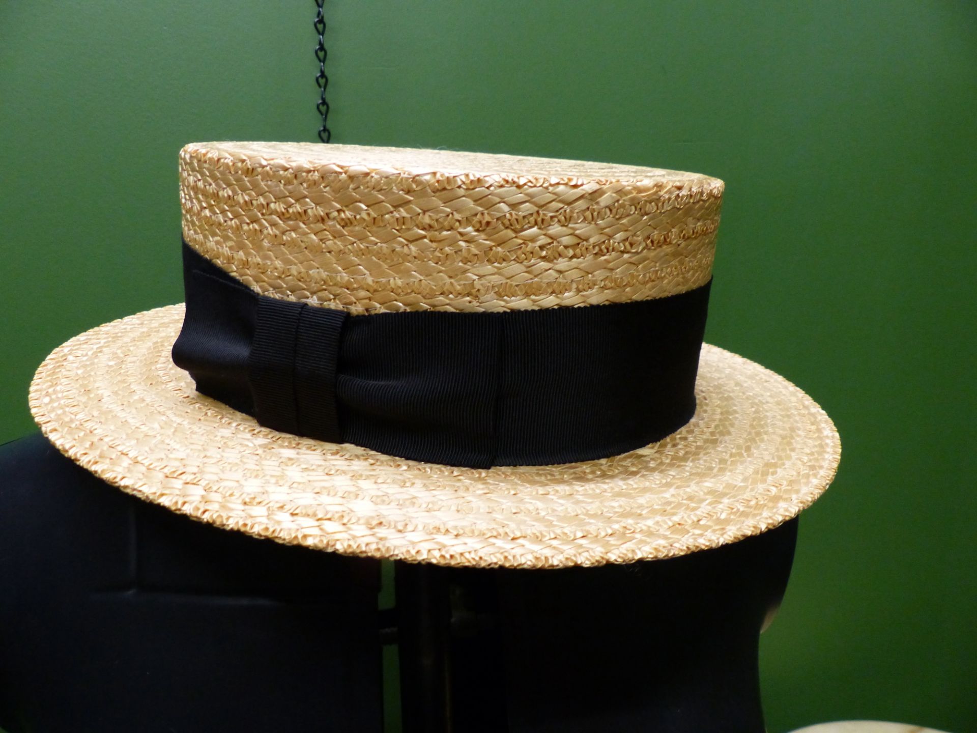HATS. CHRISTYS ENGLAND BOATER HAT SIZE 58 71/2. TOGETHER WITH A LADIES WEDDING HAT. - Bild 2 aus 9