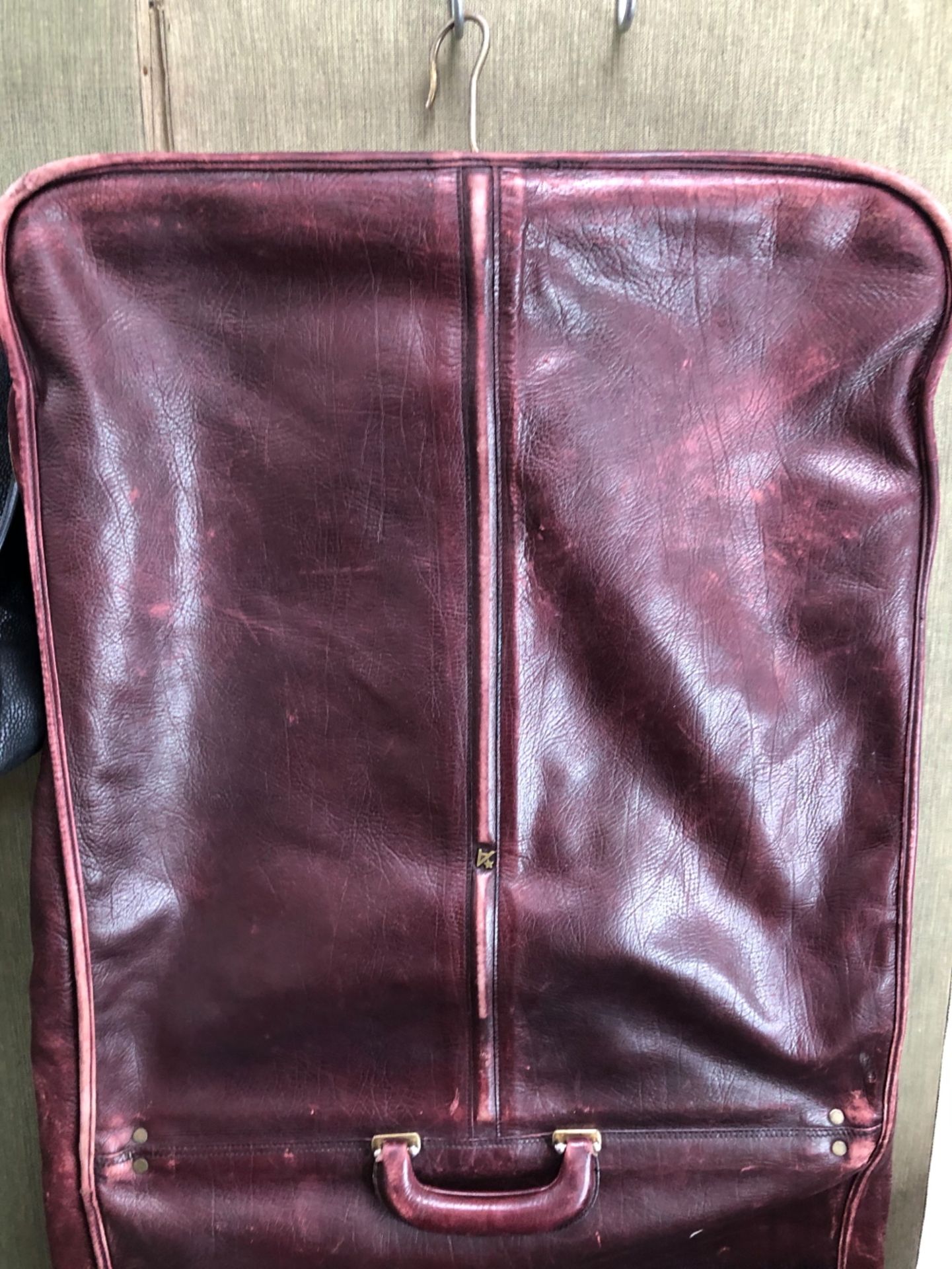 A BURGUNDY HEAVY LEATHER SUIT CARRIER WITH A BLACK SUEDETTE TRAVEL BAG (2) - Image 2 of 10