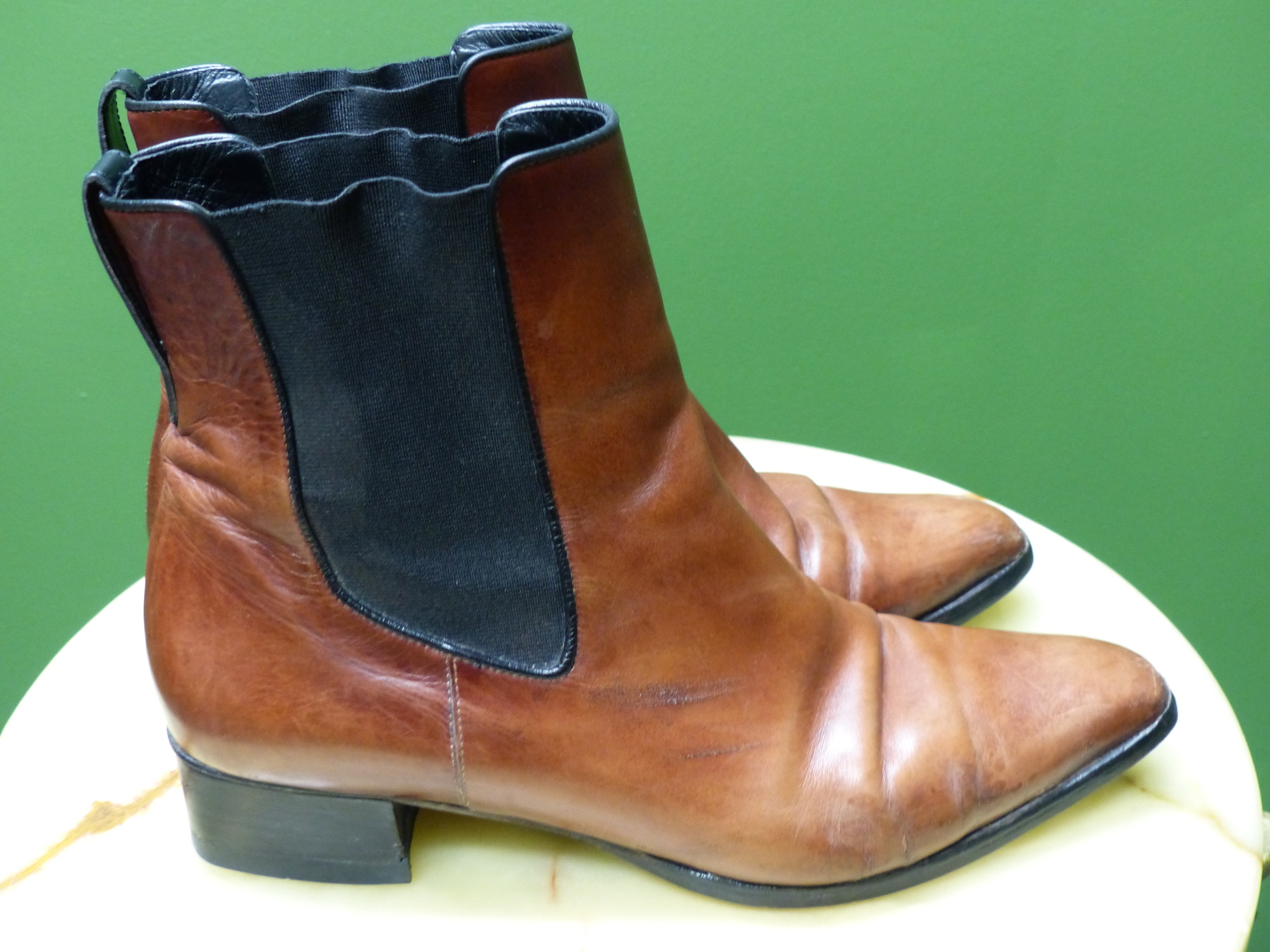SHOES. LORENZO BANFI ITALY BLACK LEATHER COURT SHOES EUR SIZE 39.5. TOGETHER WITH BROWN BOOTS SIZE - Image 10 of 10