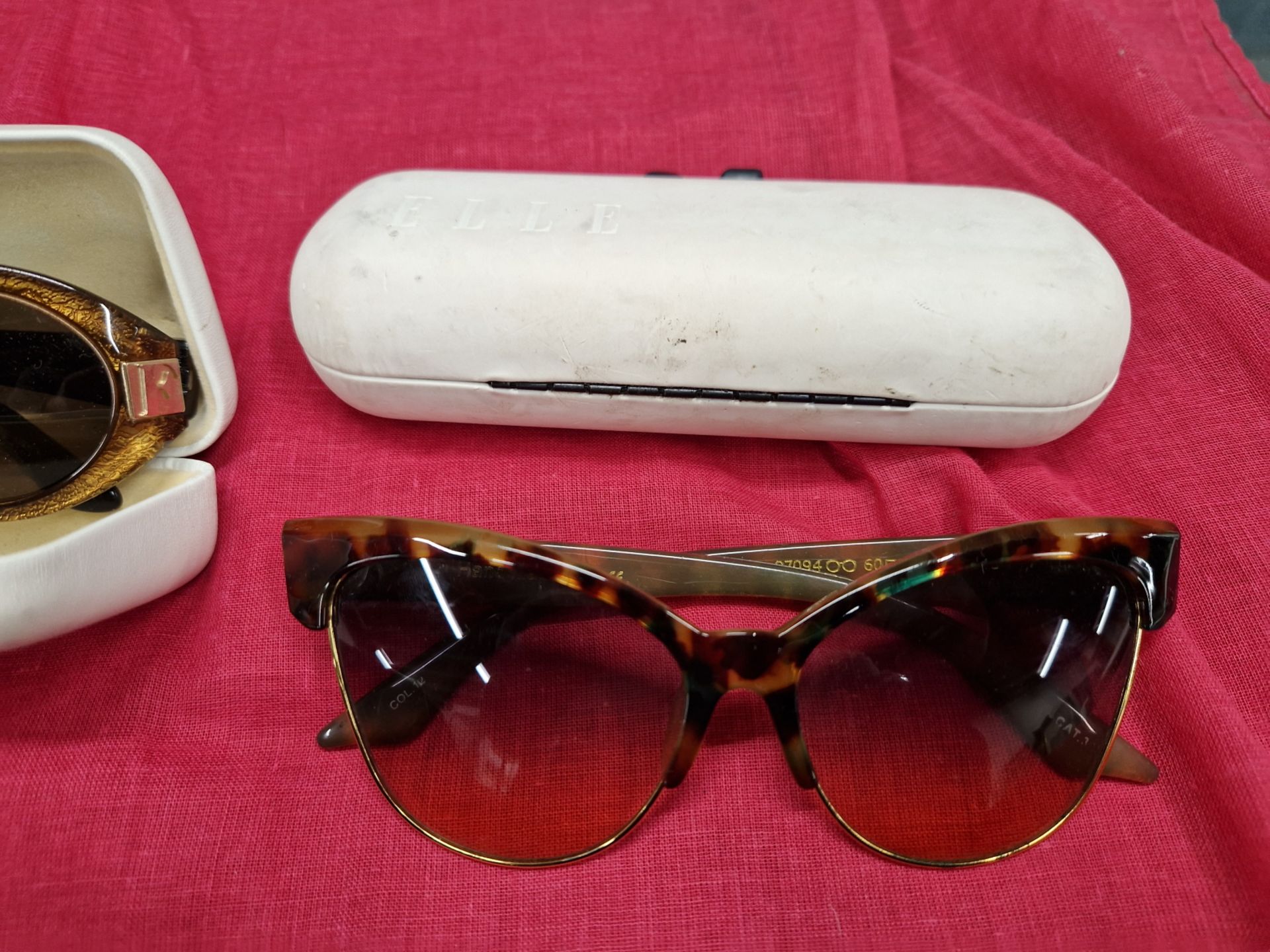 SUNGLASSES. A COLLECTION OF VARIOUS SUNGLASSES AND A MIXTURE OF VARIOUS CASES (NOT MATCHED) - Image 6 of 8
