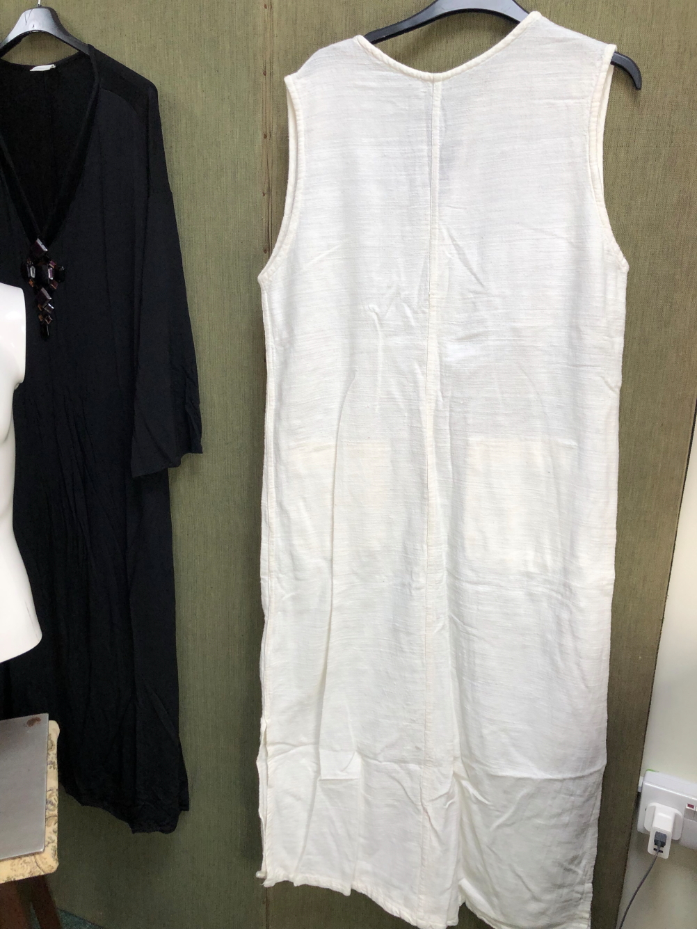 A GOTTEX BLACK AND WHITE CHECK LONG SLEEVED SHEER DRESS SIZE SMALL AND A LA PERLA SIZE 44 BLACK - Bild 17 aus 25