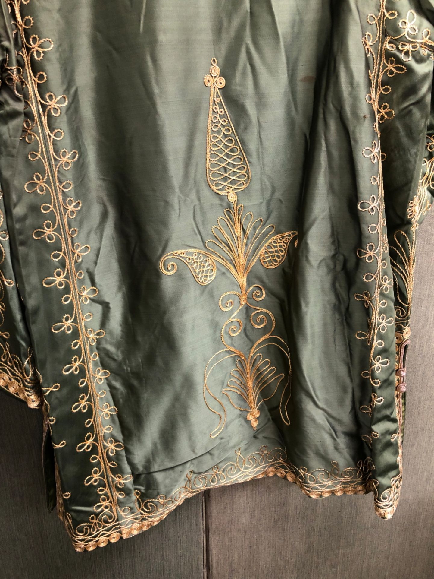 JACKET, AN INDIAN GREEN SILK JACKET EMBROIDERED IN GOLD THREAD, SLEEVE LENGTH 48cms, NECK TO HEM - Image 7 of 10