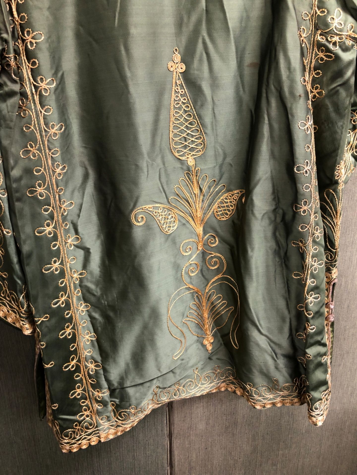 JACKET, AN INDIAN GREEN SILK JACKET EMBROIDERED IN GOLD THREAD, SLEEVE LENGTH 48cms, NECK TO HEM - Bild 7 aus 10