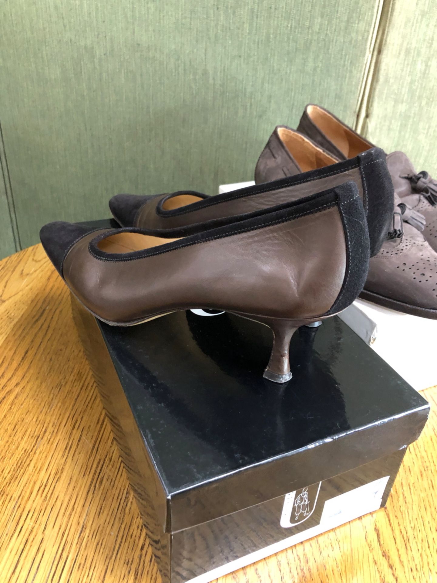 SHOES: A PAIR OF UNUTZER BROWN LEATHER AND SUEDE HEELS SIZE EU 40, TOGETHER WITH A PAIR OF TOKIM - Bild 5 aus 9