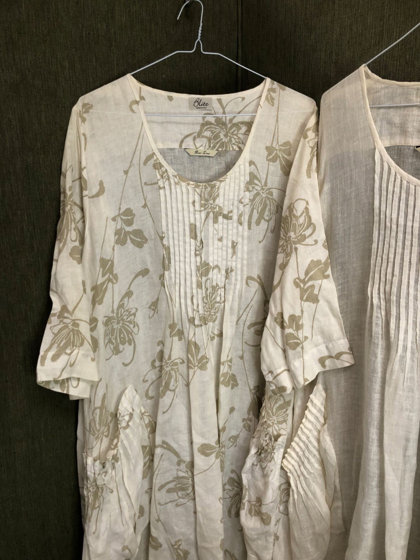 THREE LINEN SUMMER DRESSES, BY PUNO LINO A STRIPED SIZE MED, A CREAM WITH BEIGE FLOWERS AND A - Image 5 of 14