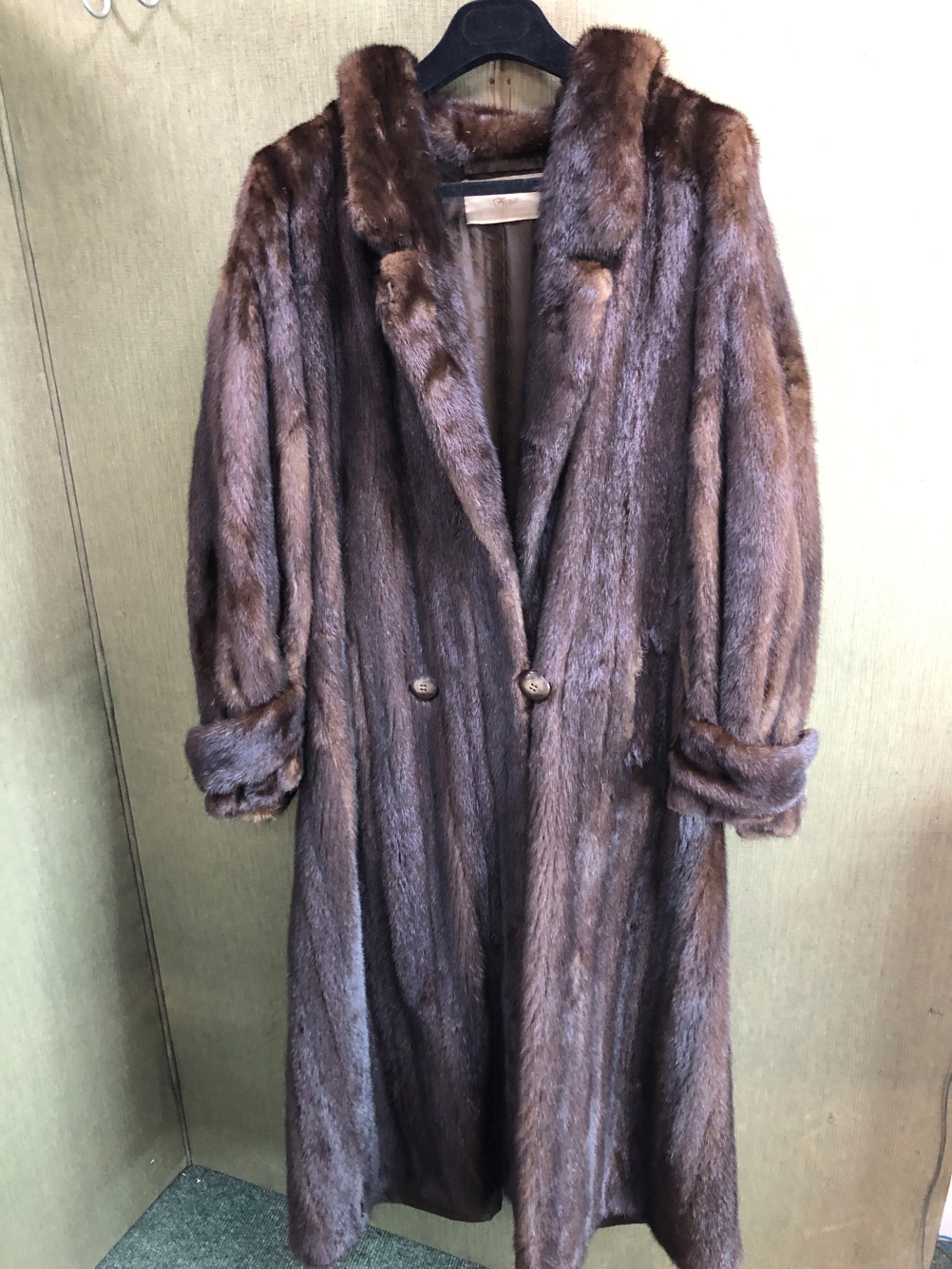 A PHILIP HOCKLEY FURS LONDON, FULL LENGTH BROWN FUR JACKET. PIT TO PIT 51cm, SHOULDER TO HEM 130cm