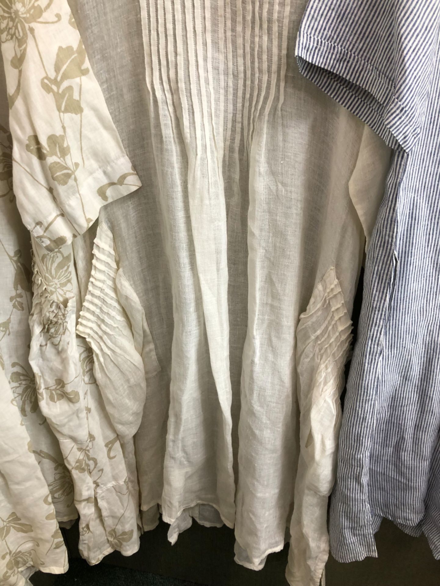 THREE LINEN SUMMER DRESSES, BY PUNO LINO A STRIPED SIZE MED, A CREAM WITH BEIGE FLOWERS AND A - Image 8 of 14