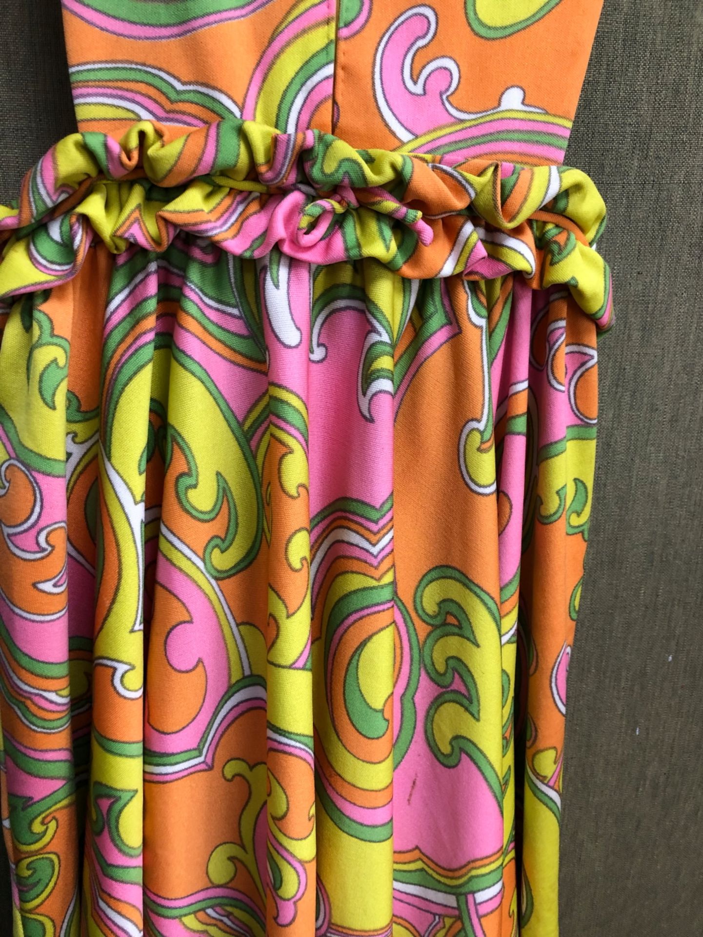 DRESS. A 1960'S PINK, ORANGE AND YELLOW DRESS, LENGTH 92cms, PIT TO PIT 34cms, AND AN ITALIAN ANGELA - Bild 5 aus 13