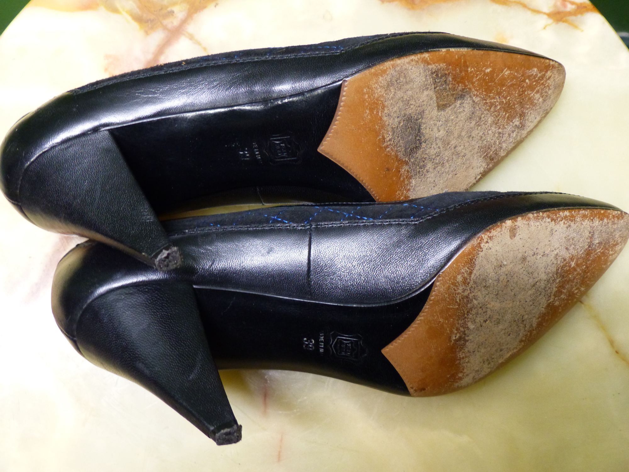 SHOES. GIANNI VERSACE ITALIAN BLACK WITH NAVY STITCH HEELS. EURO SIZE 39. HEEL HEIGHT 8cm. - Image 5 of 8