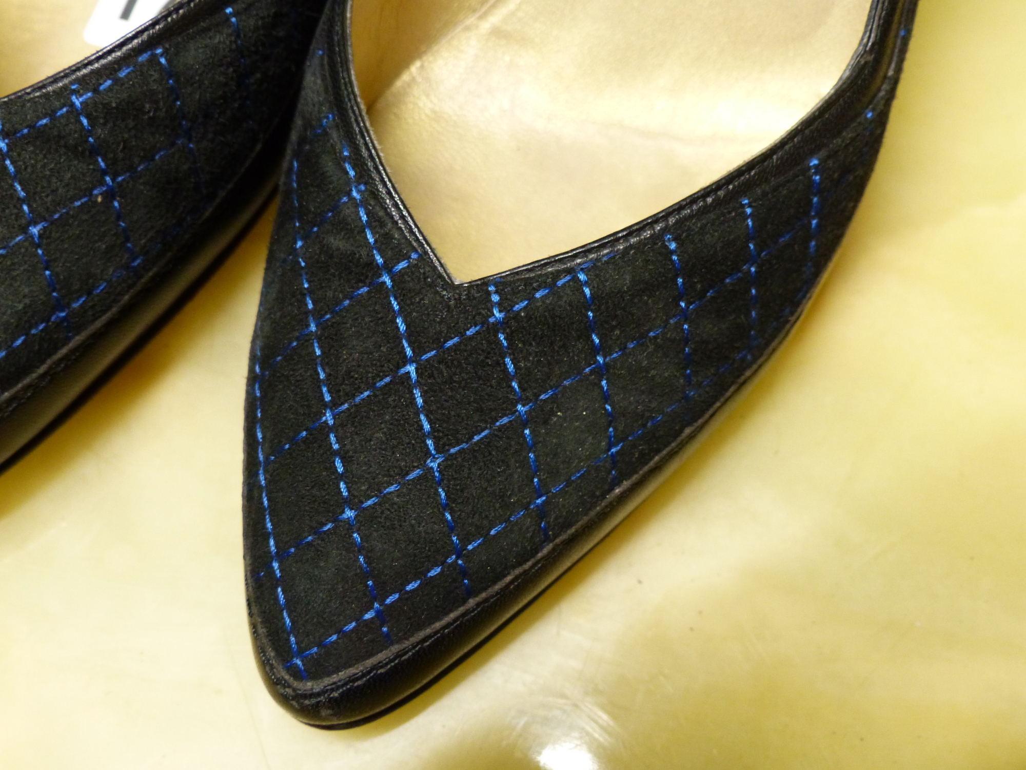 SHOES. GIANNI VERSACE ITALIAN BLACK WITH NAVY STITCH HEELS. EURO SIZE 39. HEEL HEIGHT 8cm. - Image 7 of 8
