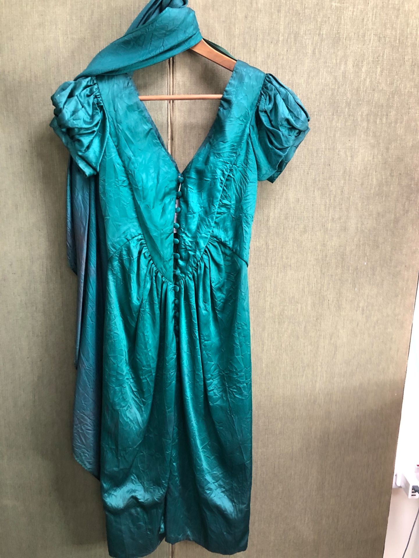 DRESS AND SCARF: AN OSSIE CLARK GREEN SILK, SHORT PUFFED SLEEVES, ARMPIT TO ARMPIT 35, SHOULDER TO - Bild 9 aus 9