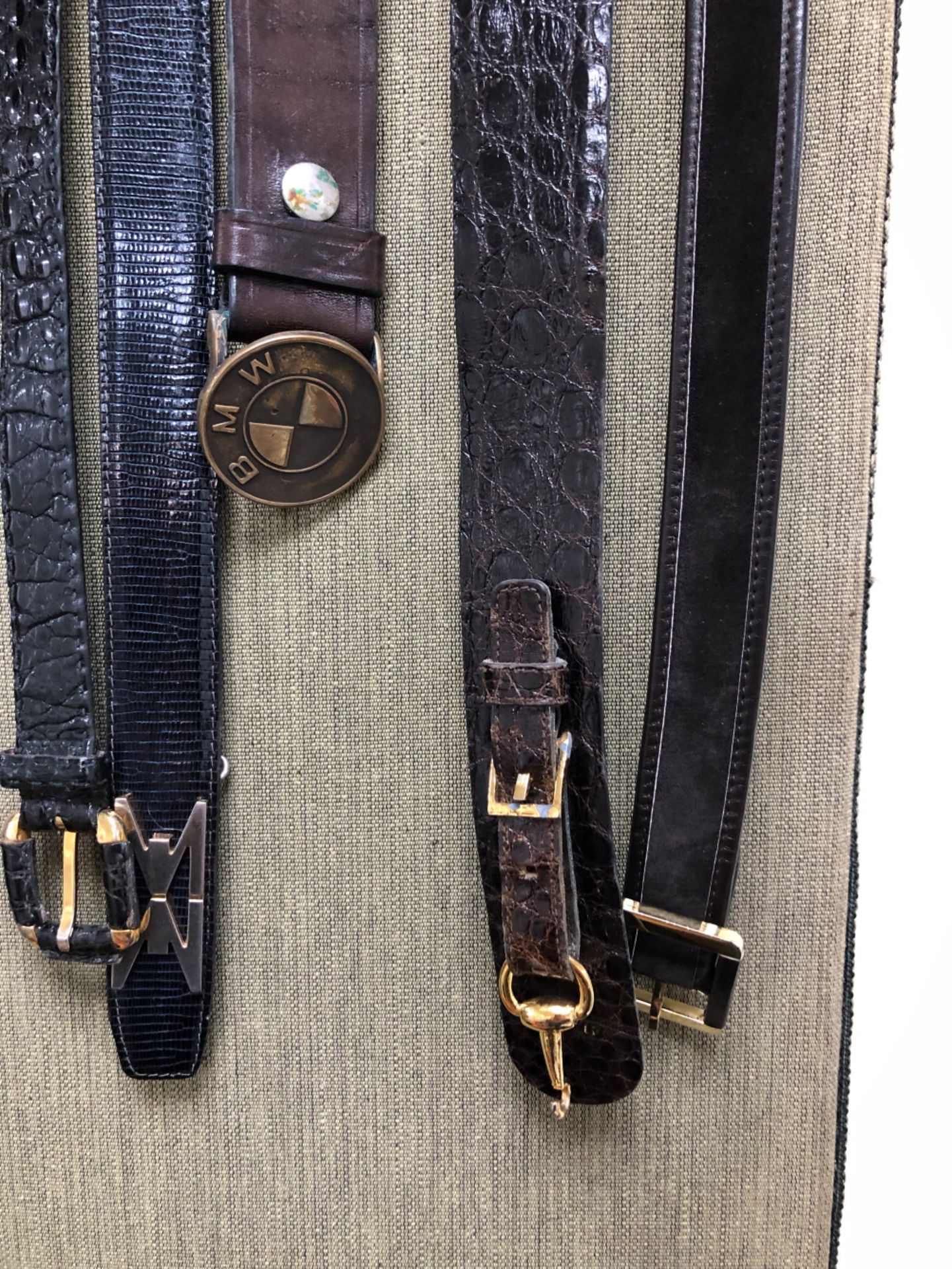 BELTS. A COLLECTION OF APPROXIMATELY 33 BELTS AND WAIST TIES TO INCLUDE, VALENTINO, BUGATTI,BMW, - Bild 6 aus 21