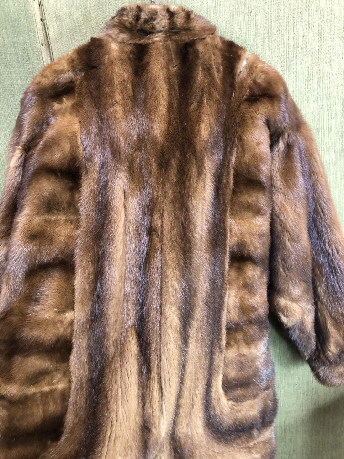 A PHILIP HOCKLEY MAYFAIR BROWN FUR JACKET. PIT TO PIT 52cm, SHOULDER TO HEM 83cm SHOULDER TO CUFF - Bild 7 aus 10