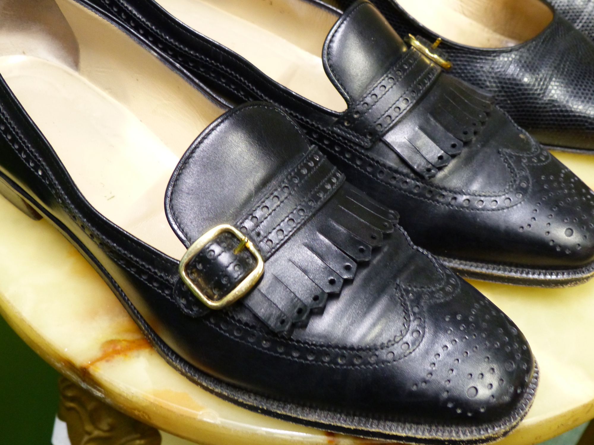 SHOES. TWO PAIRS TANINO CRISCI BLACK HEALS EUR SIZE 39. BLACK LOAFERS EUR SIZE 39. - Image 3 of 11