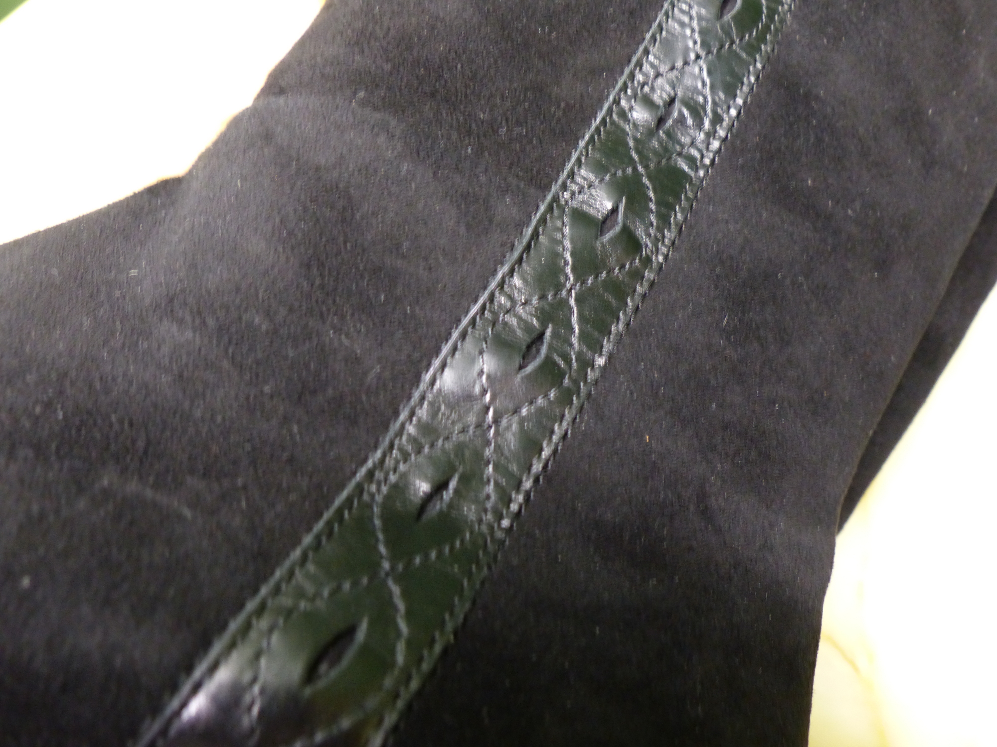 BOOTS. LORENZO BANFI MILANO. KNEE HIGH SUEDE AND LEATHER BLACK BOOTS. SIZE EUR 39.5. - Image 4 of 6