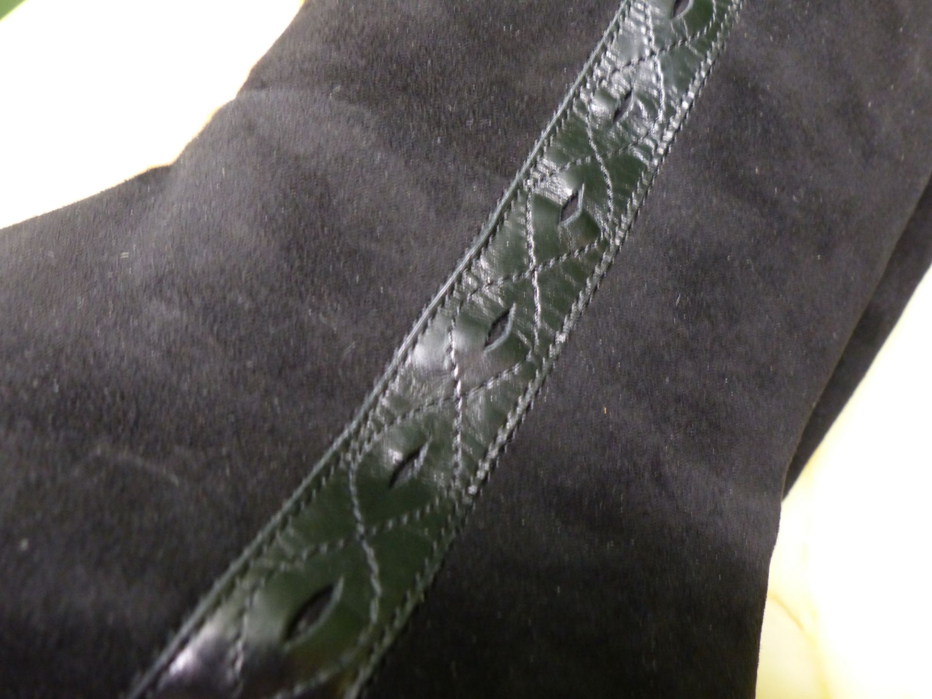 BOOTS. LORENZO BANFI MILANO. KNEE HIGH SUEDE AND LEATHER BLACK BOOTS. SIZE EUR 39.5. - Image 4 of 6