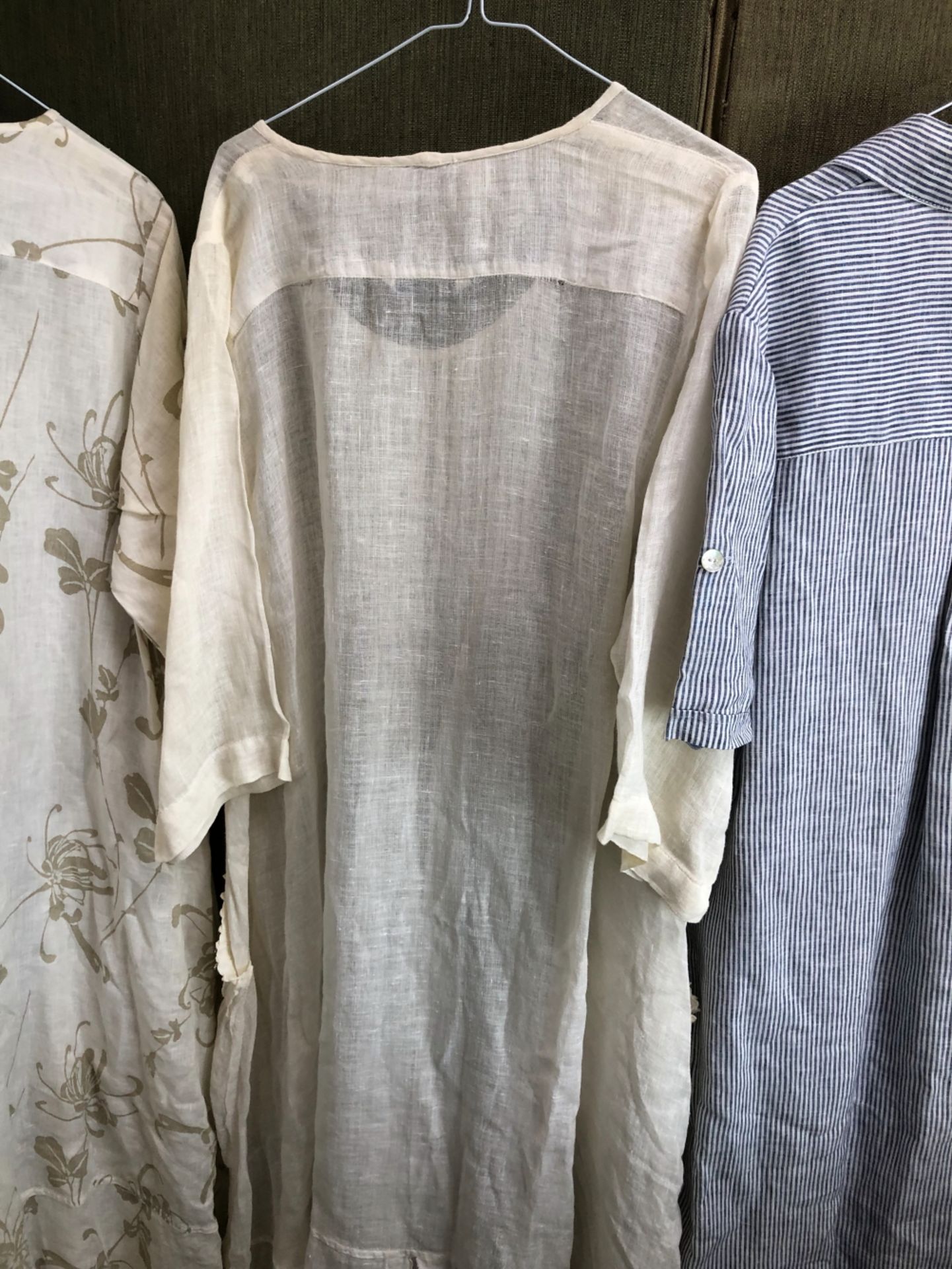 THREE LINEN SUMMER DRESSES, BY PUNO LINO A STRIPED SIZE MED, A CREAM WITH BEIGE FLOWERS AND A - Image 11 of 14
