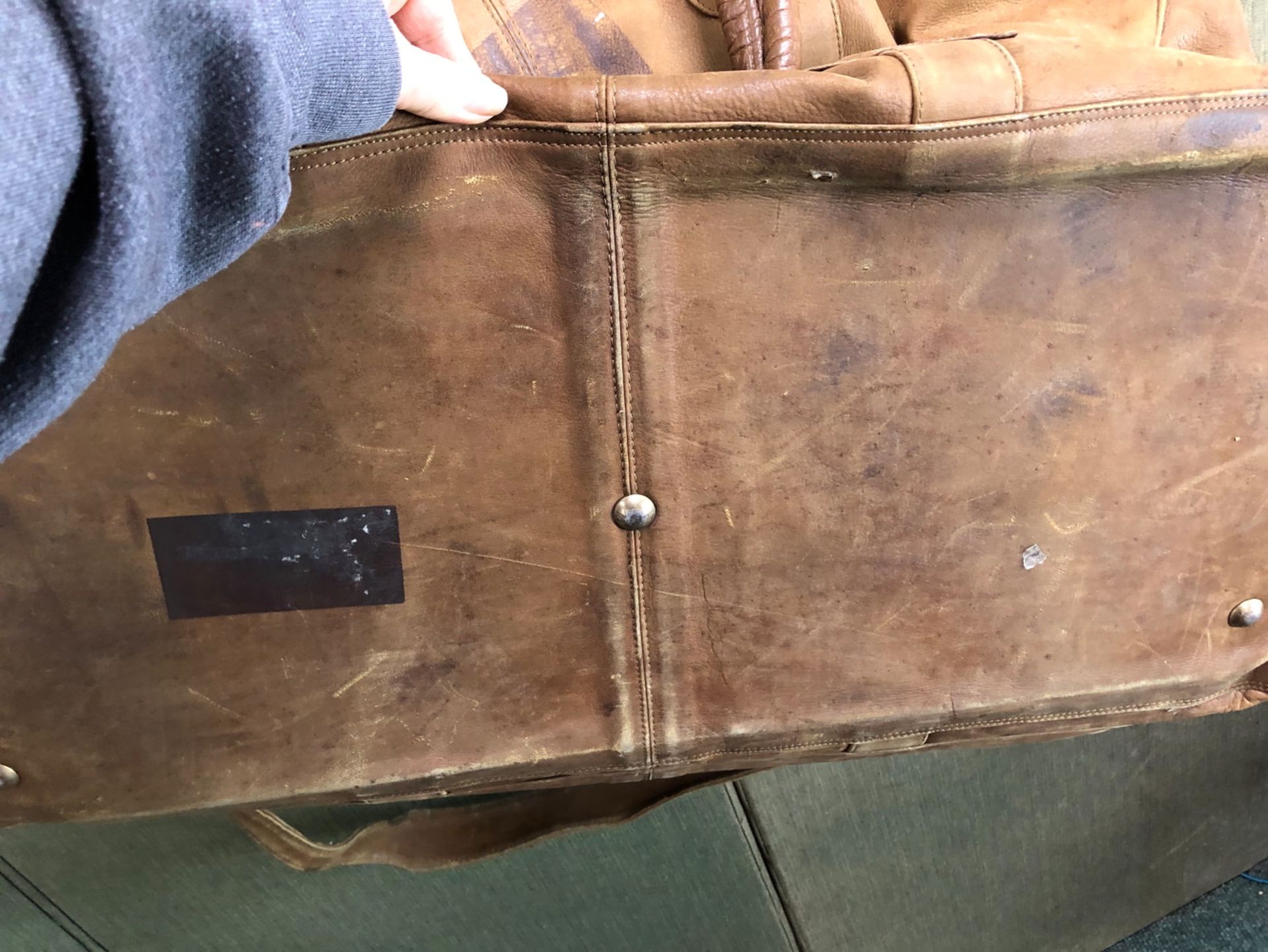 A VERY LARGE PALE BROWN TRAVEL BAG LENGTH 76cm. - Image 8 of 20