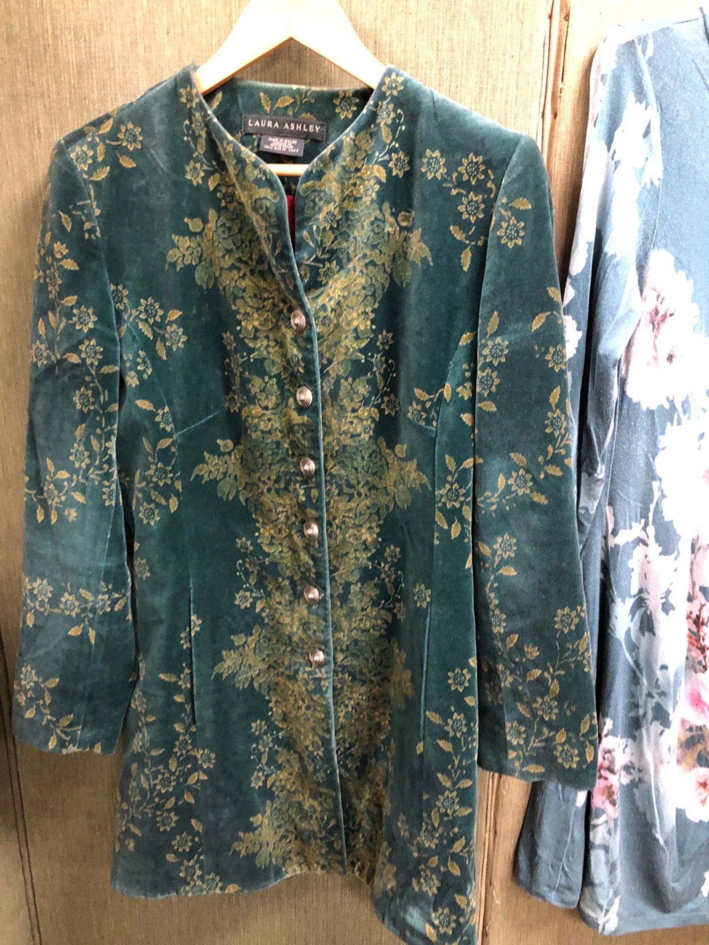 A LAURA ASHLEY GREEN JACKET WITH FLORAL DESIGN UK SIZE 12, TOGETHER WITH A LAURA ASHLEY FLORAL DRESS - Image 5 of 12