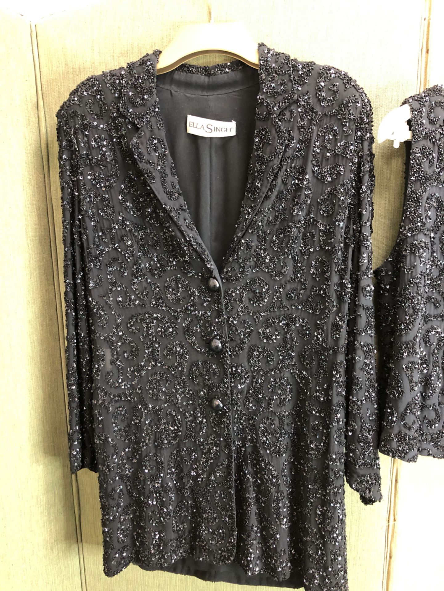 A ELLA SINGH BLACK SEQUIN JACKET SIZE 42 AND MATCHING VEST TOP SIZE 40 - Bild 4 aus 7