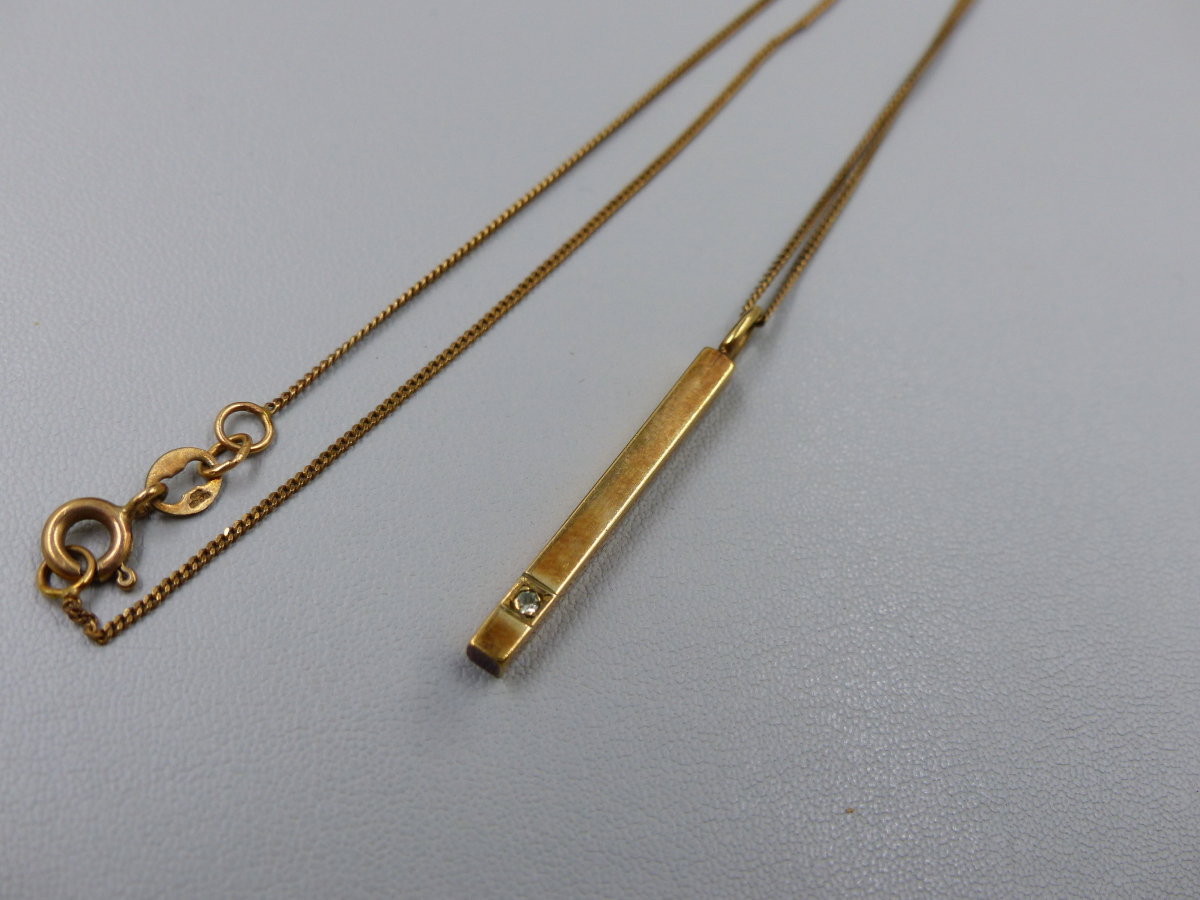 A 9ct HALLMARKED GOLD DIAMOND SET BAR PENDANT,DROP 3cms, SUSPENDED ON A CURB LINK CHAIN. LENGTH OF - Image 2 of 2