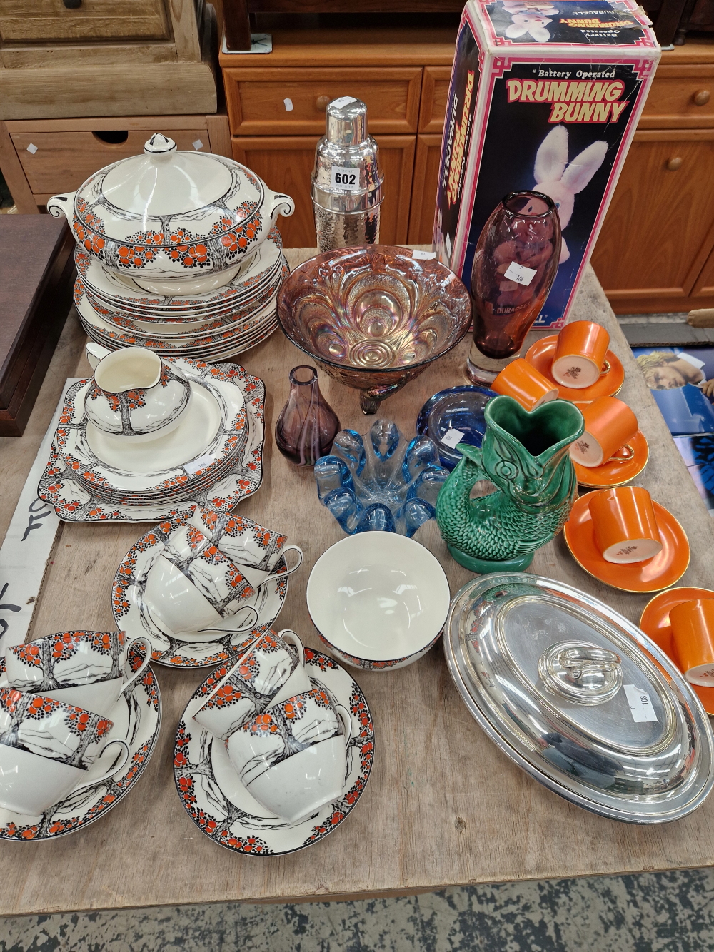 A CROWN DUCAL BREAKFAST SERVICE, CROWN DEVON ORANGE COFFEE CANS, MISCELLANEOUS GLASS AND A BOXED