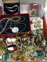 JEWELLERY AND COLLECTABLES TO INCLUDE A SILVER TOPPED SMALL SCENT BOTTLE, A BLACK PEARL NECKLACE,