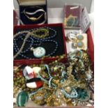 JEWELLERY AND COLLECTABLES TO INCLUDE A SILVER TOPPED SMALL SCENT BOTTLE, A BLACK PEARL NECKLACE,