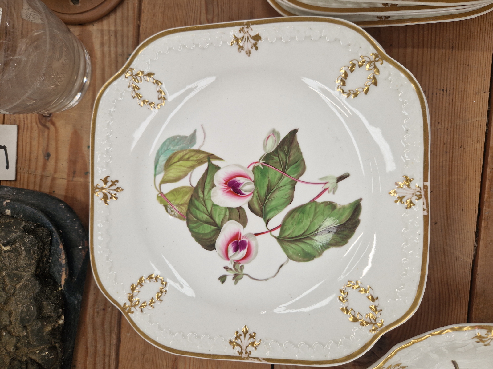 A FINE EARLY 19th C. PORCELAIN DESSERT SERVICE, HAND PAINTED WITH NAMED FLORAL BOTANICAL SPECIMENS - Image 27 of 58