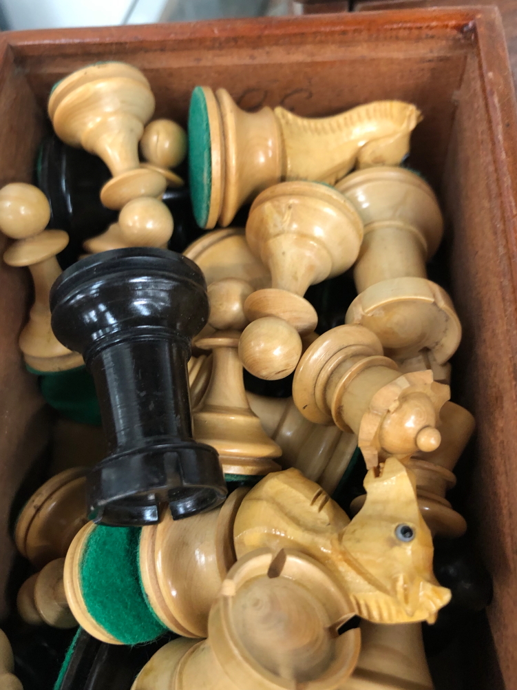 A BOXED WOODEN STAUNTON CHESS SET, BOXED DRAUGHTSMEN AND A SET OF SCALES - Image 3 of 9