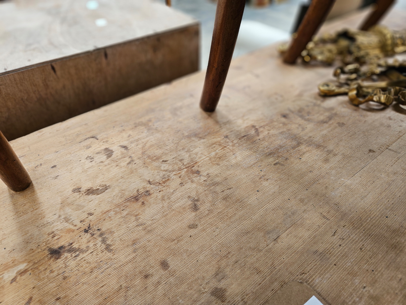 AN ANTIQUE PINE PEDESTAL DESK - Image 8 of 10