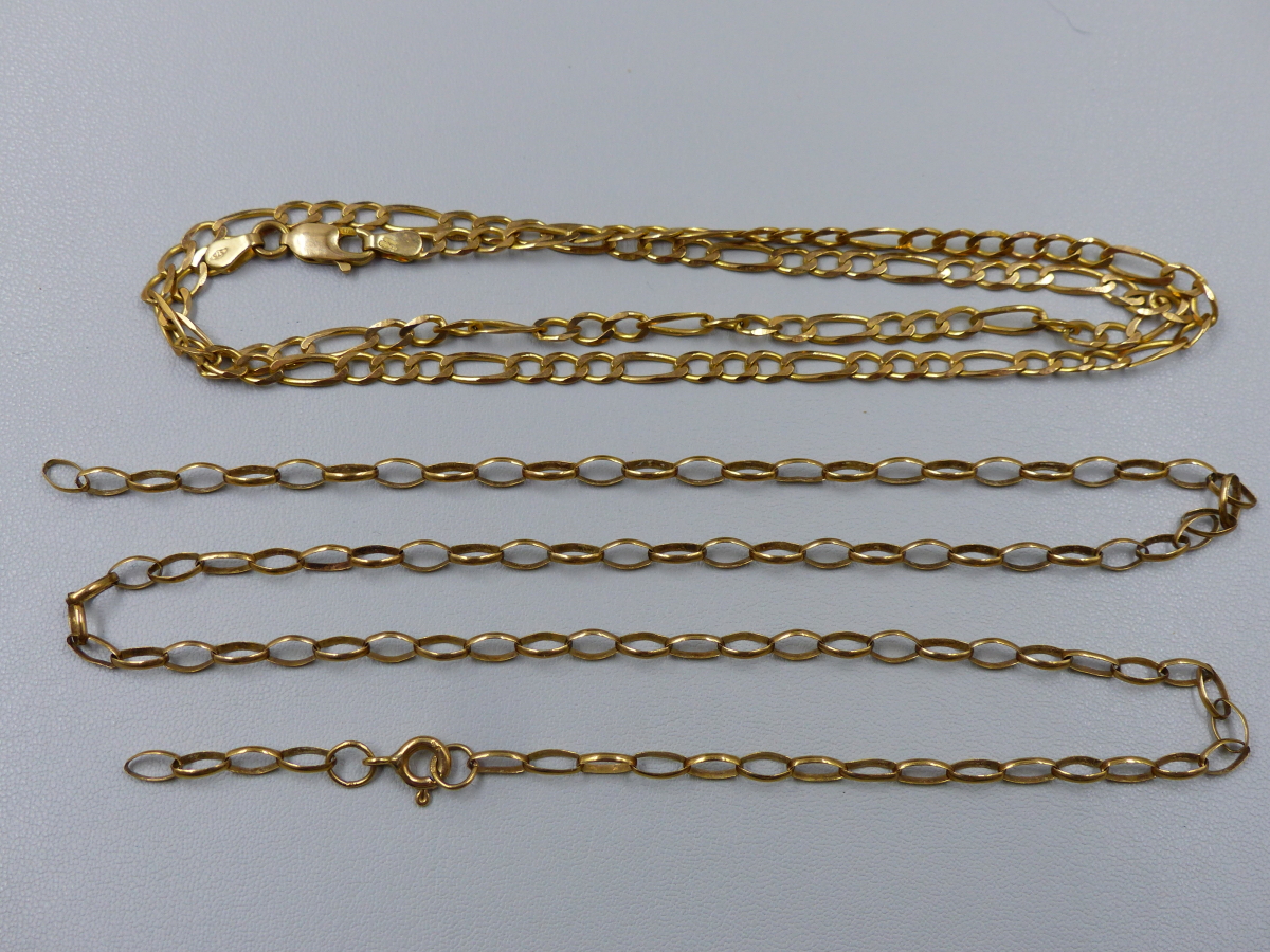 A 9ct HALLMARKED GOLD FIGARO CHAIN, LENGTH 46cms, TOGETHER WITH A 9ct GOLD BELCHER LINK CHAIN. GROSS - Image 2 of 2