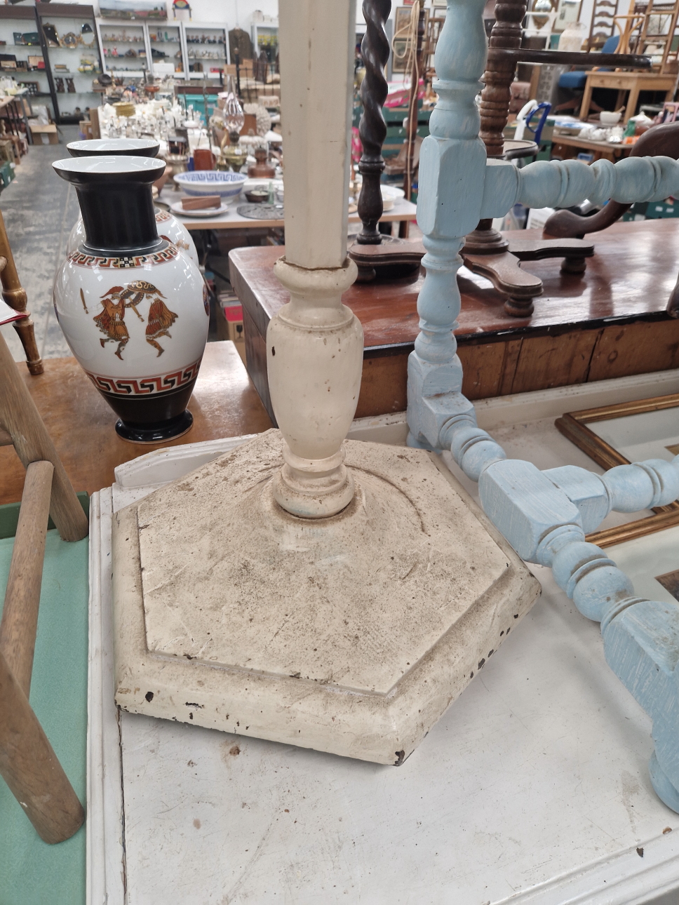 A WOODEN CASED SINGER SEWING MACHINE TOGETHER WITH AN OAK ROUND COFFEE TABLE - Image 2 of 10