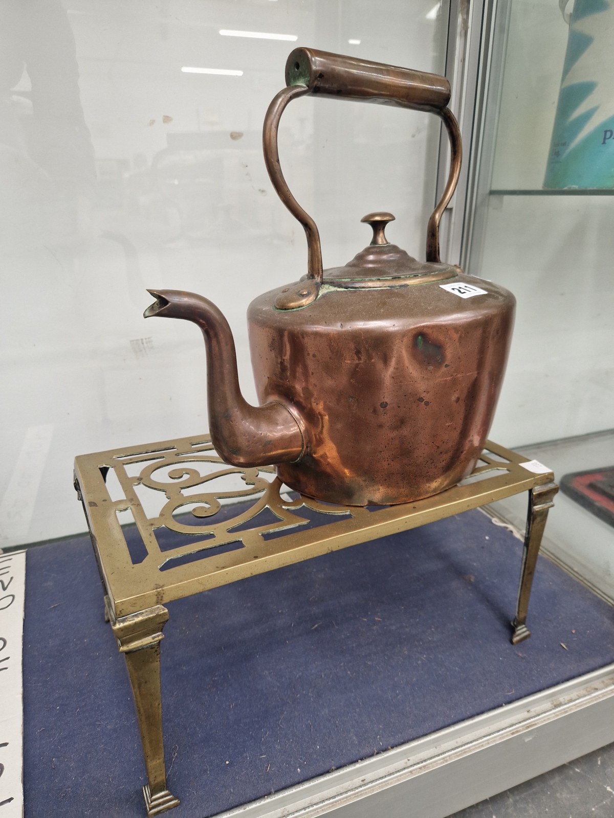 A COPPER KETTLE TOGETHER WITH A BRASS TRIVET