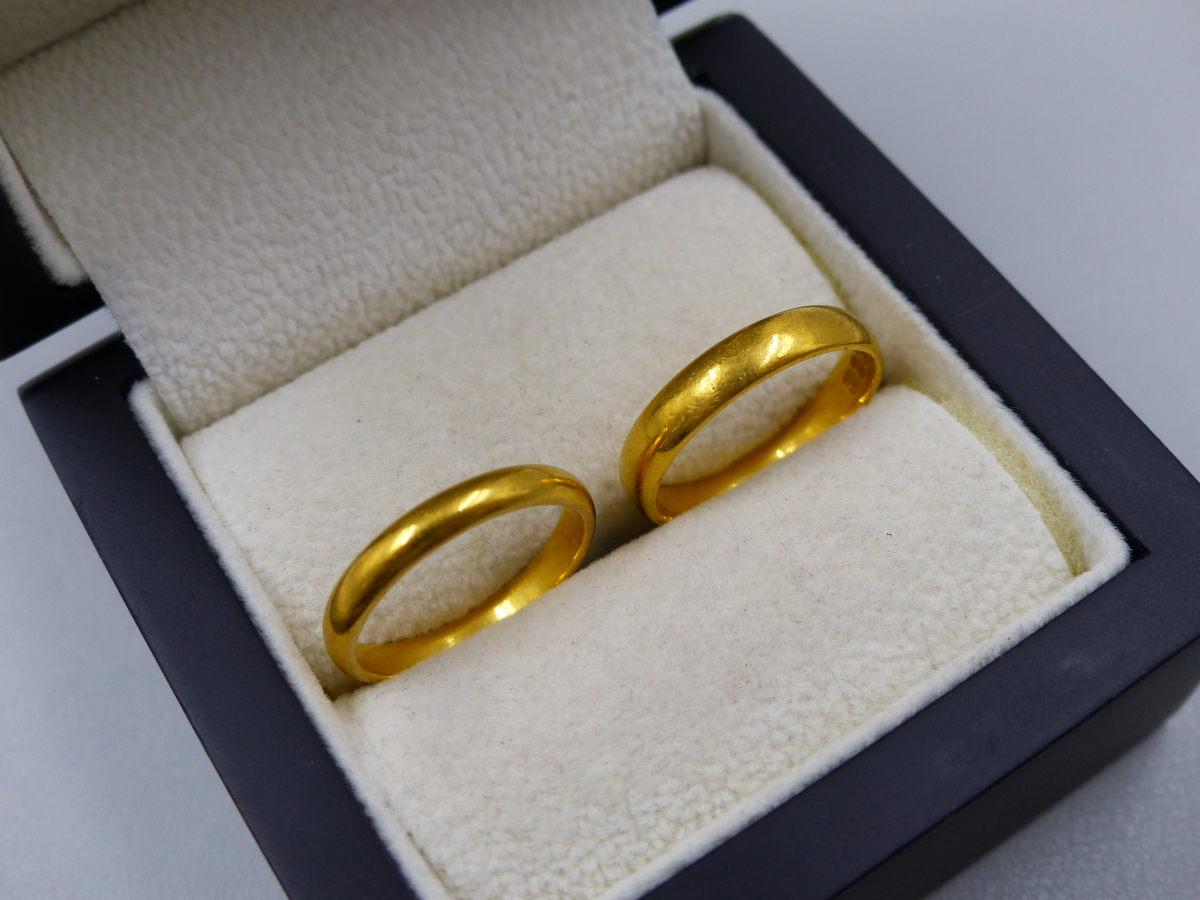 TWO 22ct HALLMARKED GOLD WEDDING RINGS, FINGER SIZES K AND L, GROSS WEIGHT 7.07grms.