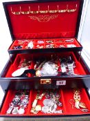 A VINTAGE JEWELLERY BOX AND CONTENTS TO INCLUDE SILVER EARRINGS, VARIOUS CLOAK CLASPS, TWO