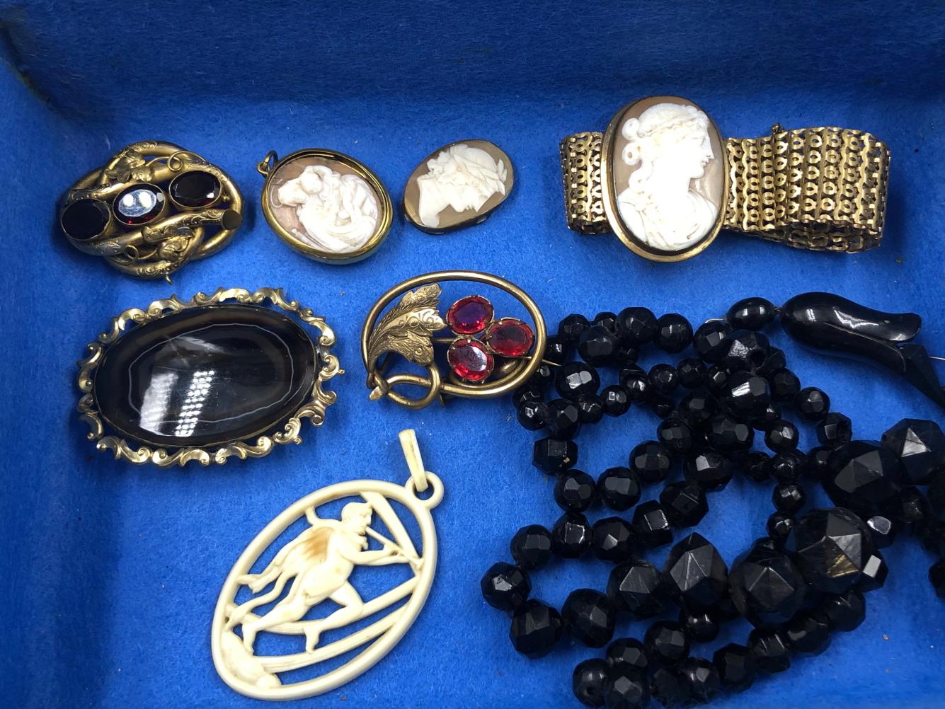 ANTIQUE AND LATER JEWELLERY CONTAINED IN AN INLAID WOODEN CASE TO INCLUDE CAMEO BRACELET, BLACK