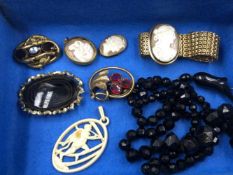 ANTIQUE AND LATER JEWELLERY CONTAINED IN AN INLAID WOODEN CASE TO INCLUDE CAMEO BRACELET, BLACK