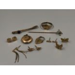 9ct GOLD TO INCLUDE A GEM SET STICK PIN, BAR BROOCH, PADLOCK, FIVE PAIRS OF EARRINGS, A 9ct AND