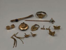 9ct GOLD TO INCLUDE A GEM SET STICK PIN, BAR BROOCH, PADLOCK, FIVE PAIRS OF EARRINGS, A 9ct AND