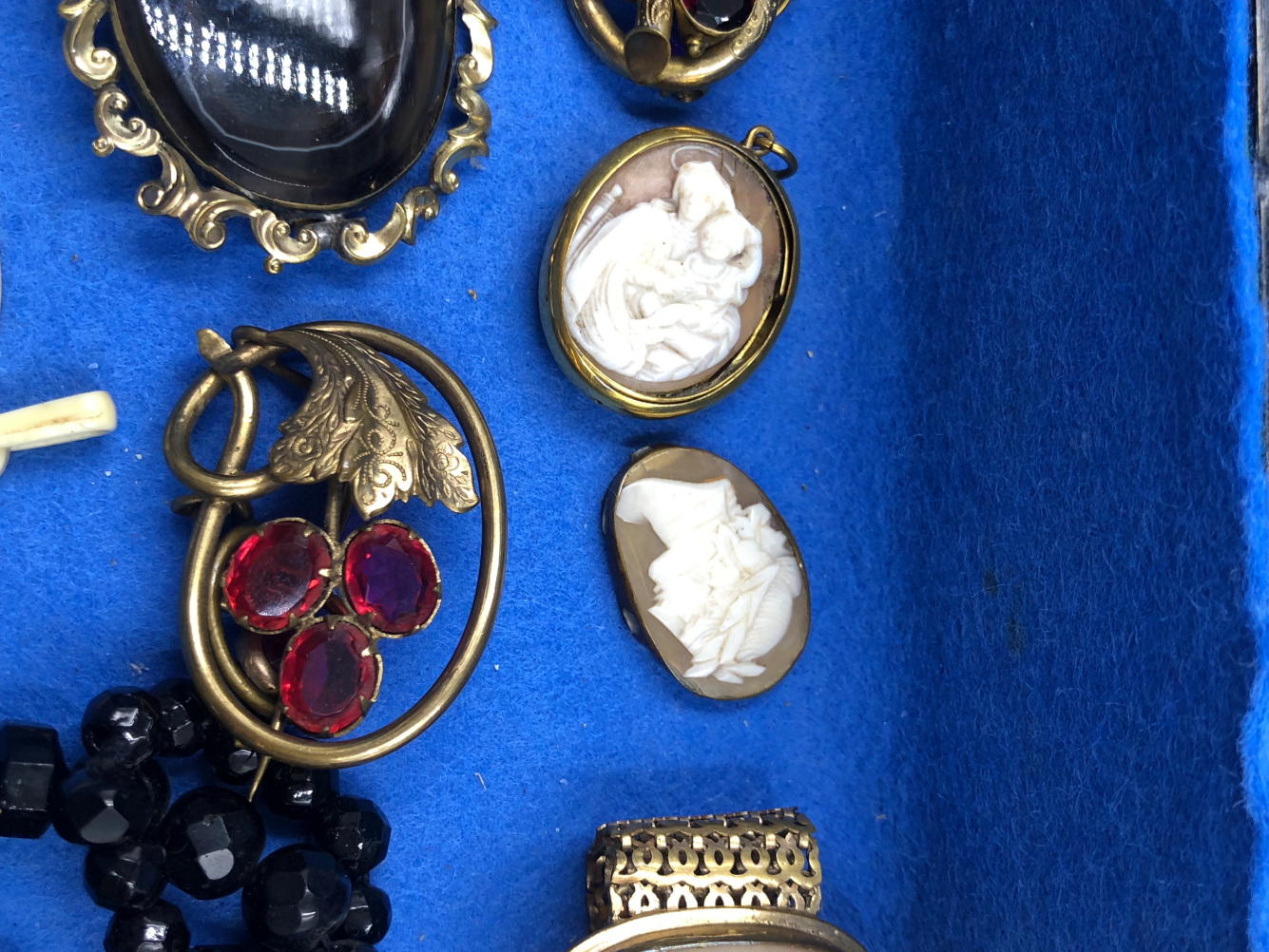 ANTIQUE AND LATER JEWELLERY CONTAINED IN AN INLAID WOODEN CASE TO INCLUDE CAMEO BRACELET, BLACK - Image 3 of 6